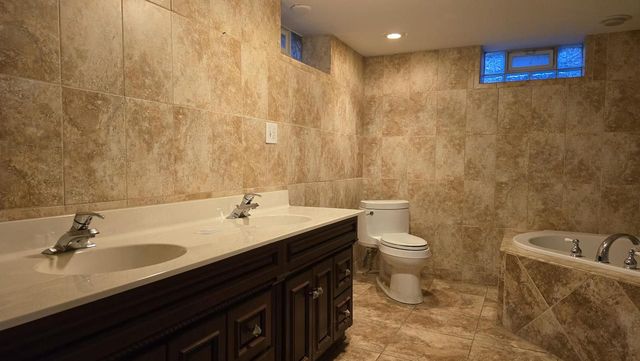 2902 S 124th STREET, West Allis, WI 53227