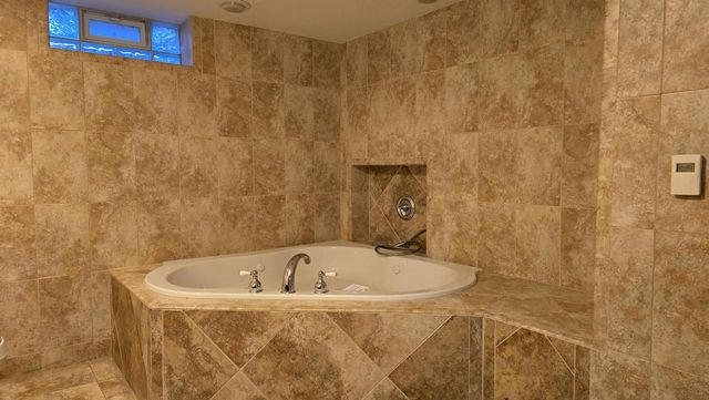 2902 S 124th STREET, West Allis, WI 53227