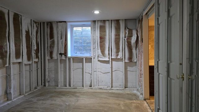 2902 S 124th STREET, West Allis, WI 53227