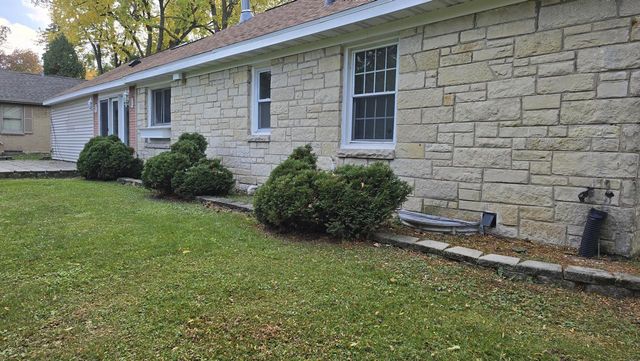 2902 S 124th STREET, West Allis, WI 53227