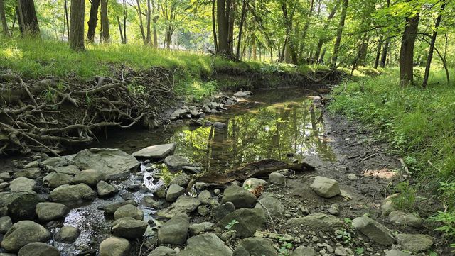 2902 S 124th STREET, West Allis, WI 53227