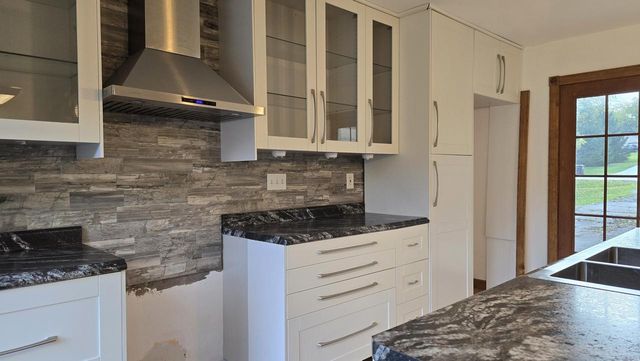 2902 S 124th STREET, West Allis, WI 53227