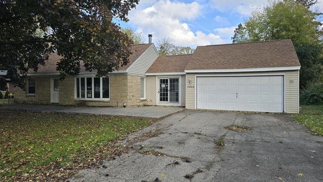 2902 S 124th STREET, West Allis, WI 53227