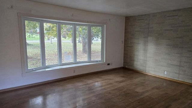 2902 S 124th STREET, West Allis, WI 53227