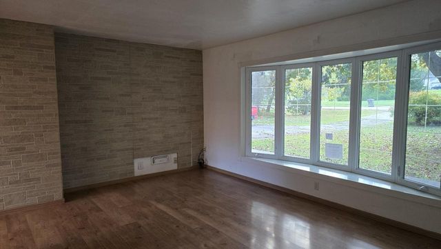 2902 S 124th STREET, West Allis, WI 53227