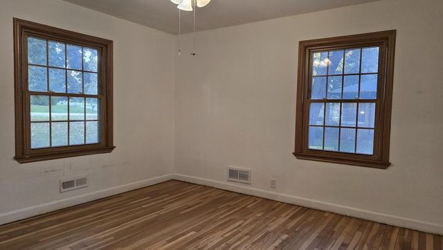 2902 S 124th STREET, West Allis, WI 53227