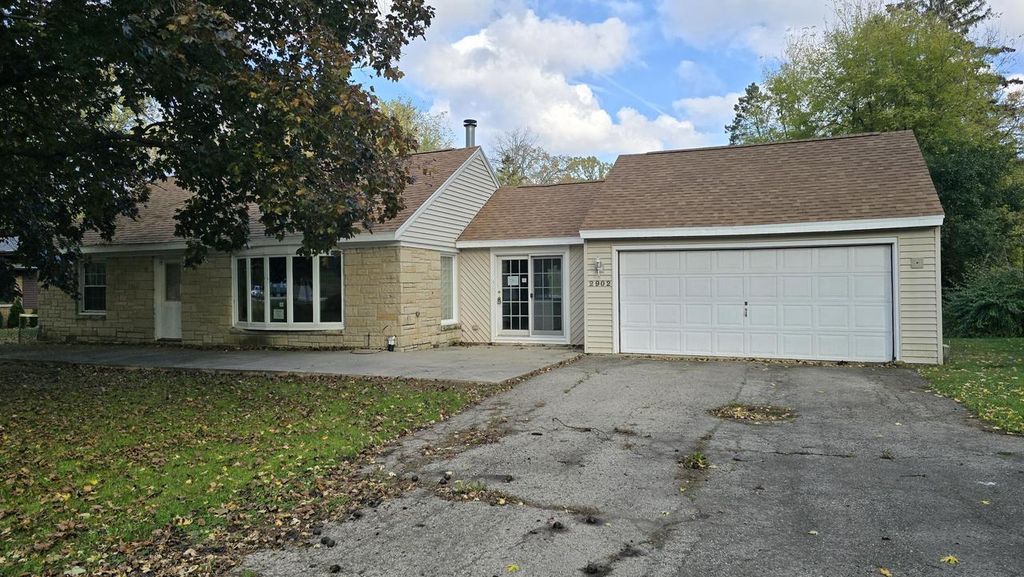 2902 S 124th STREET, West Allis, WI 53227