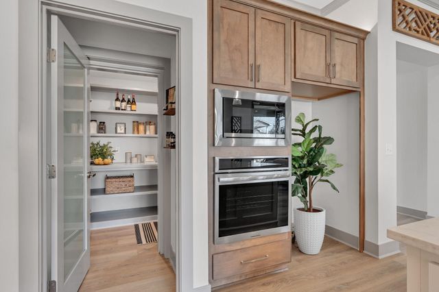 850 N Thornton Ct, Wichita, KS 67235