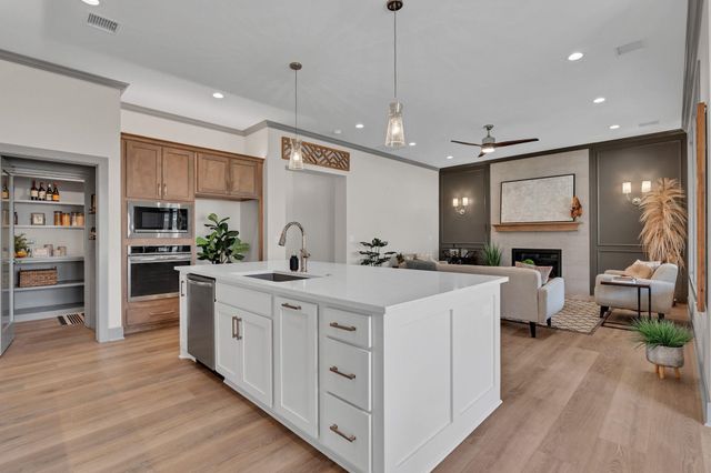 850 N Thornton Ct, Wichita, KS 67235