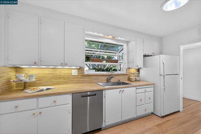 102 Fiesta Cir, Orinda, CA 94563