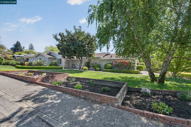 102 Fiesta Cir, Orinda, CA 94563