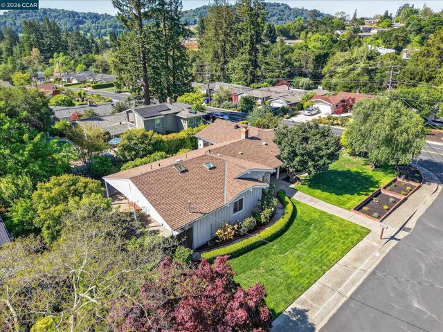 102 Fiesta Cir, Orinda, CA 94563