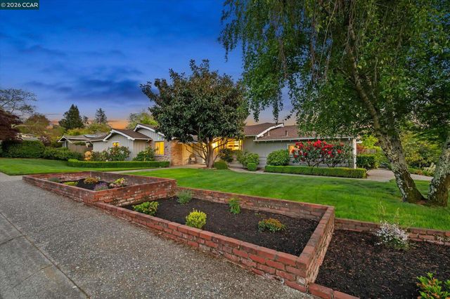 102 Fiesta Cir, Orinda, CA 94563