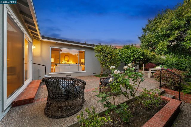 102 Fiesta Cir, Orinda, CA 94563