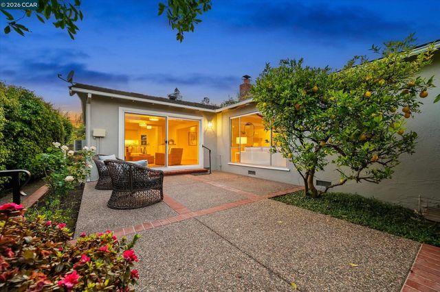 102 Fiesta Cir, Orinda, CA 94563