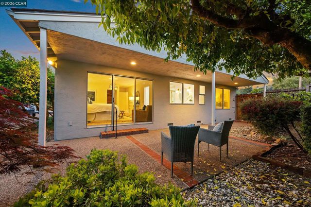 102 Fiesta Cir, Orinda, CA 94563