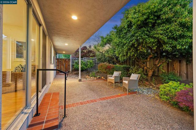 102 Fiesta Cir, Orinda, CA 94563