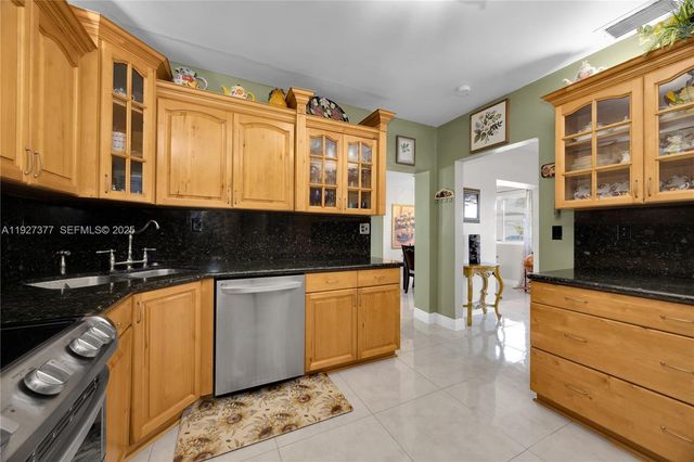 4110 W 7th Ln, Hialeah, FL 33012