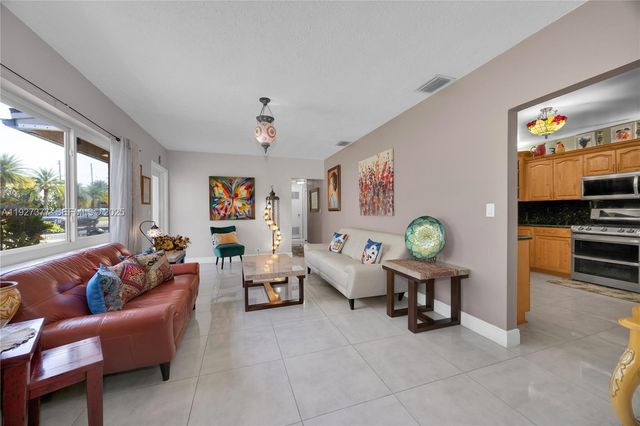 4110 W 7th Ln, Hialeah, FL 33012