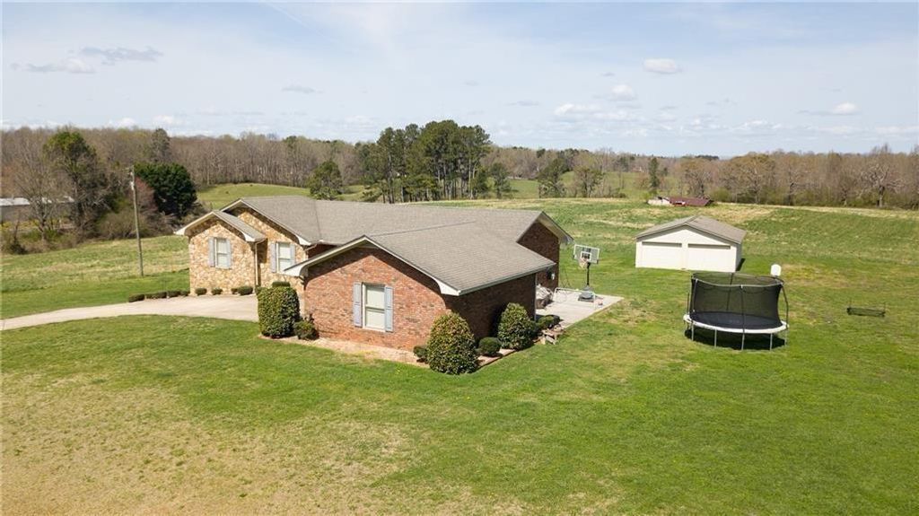 Image 3 of property listing at 4900 Spot Road, Cumming, GA 30040