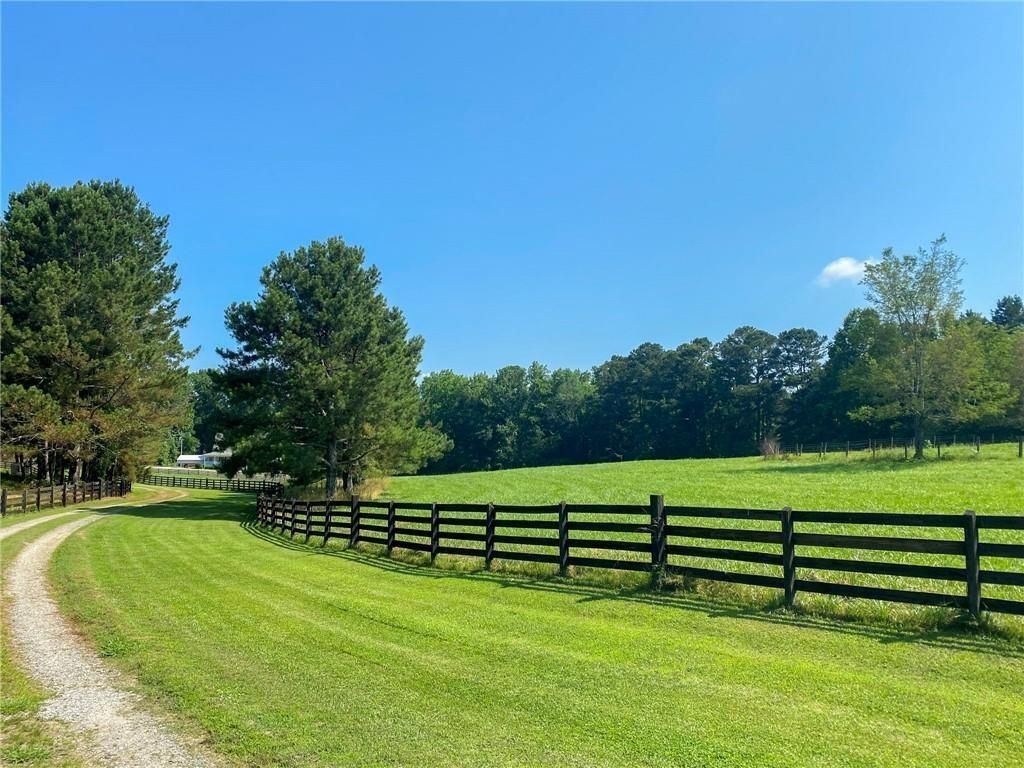 Image 5 of property listing at 4900 Spot Road, Cumming, GA 30040