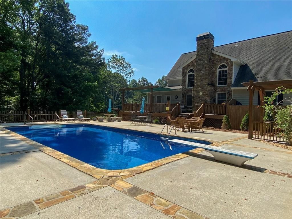 Image 9 of property listing at 4900 Spot Road, Cumming, GA 30040
