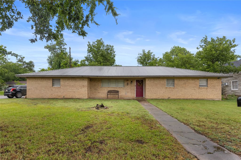 801 Poplar Street, Honey Grove, TX 75446