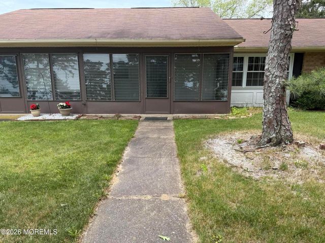 10B Yorkshire Court, Manchester, NJ 08759