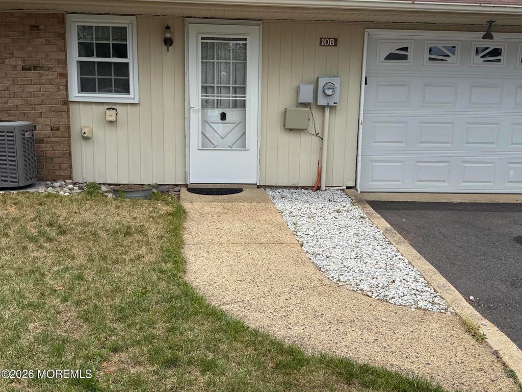 10B Yorkshire Court, Manchester, NJ 08759