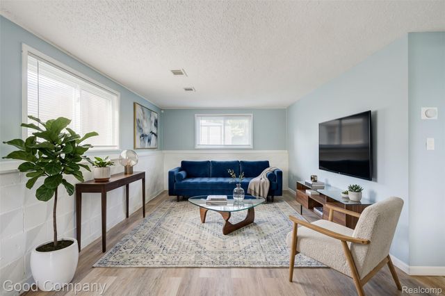 2410 E Lincoln Avenue, Royal Oak, MI 48067