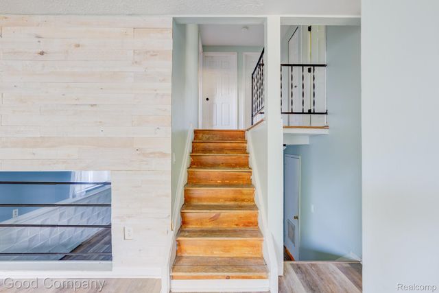2410 E Lincoln Avenue, Royal Oak, MI 48067