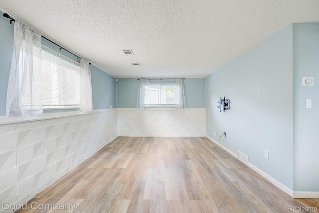 2410 E Lincoln Avenue, Royal Oak, MI 48067