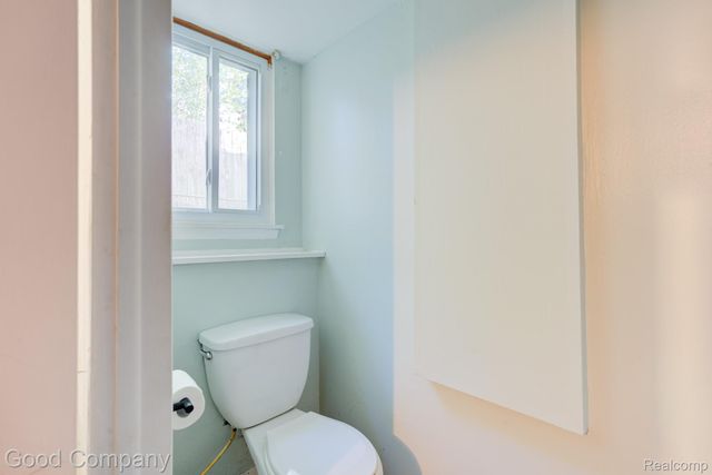 2410 E Lincoln Avenue, Royal Oak, MI 48067