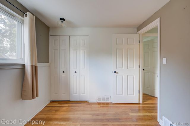 2410 E Lincoln Avenue, Royal Oak, MI 48067