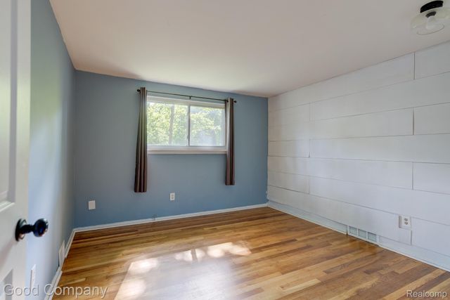 2410 E Lincoln Avenue, Royal Oak, MI 48067
