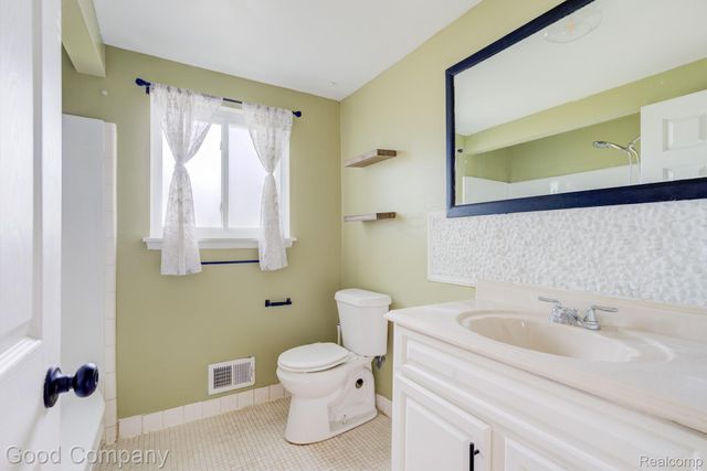 2410 E Lincoln Avenue, Royal Oak, MI 48067