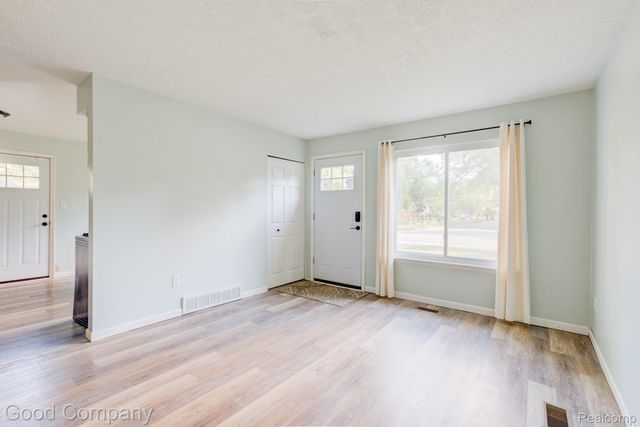 2410 E Lincoln Avenue, Royal Oak, MI 48067