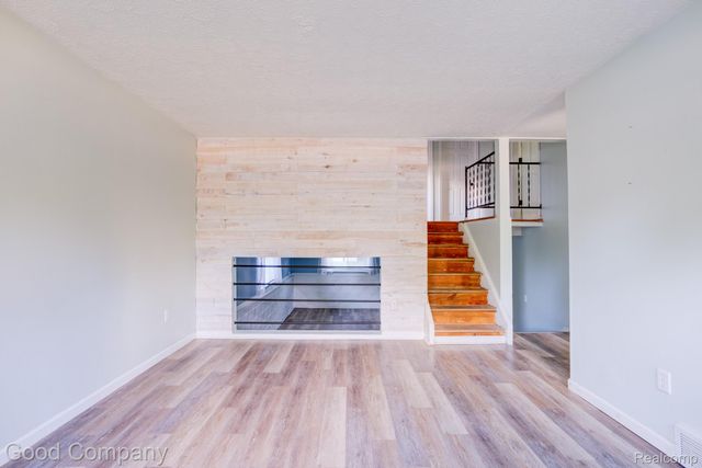 2410 E Lincoln Avenue, Royal Oak, MI 48067