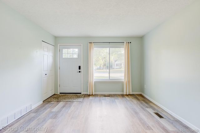 2410 E Lincoln Avenue, Royal Oak, MI 48067