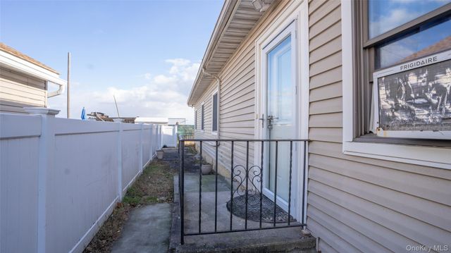 4001 Broadway, Island Park, NY 11558