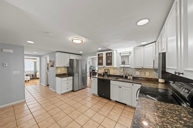 718-R Cabot St, Beverly, MA 01915