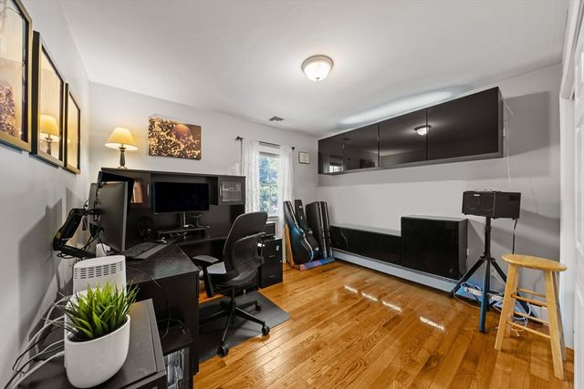 718-R Cabot St, Beverly, MA 01915
