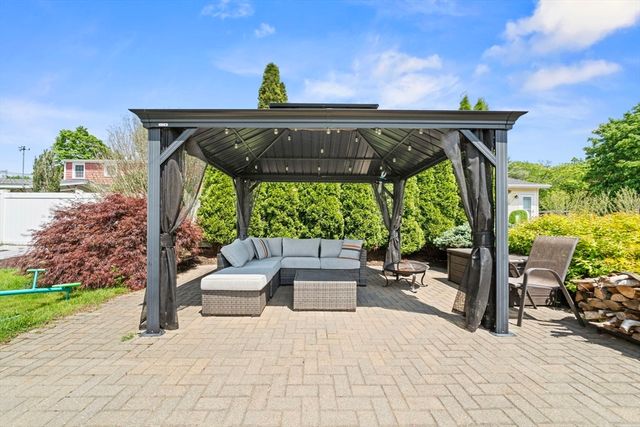 718-R Cabot St, Beverly, MA 01915