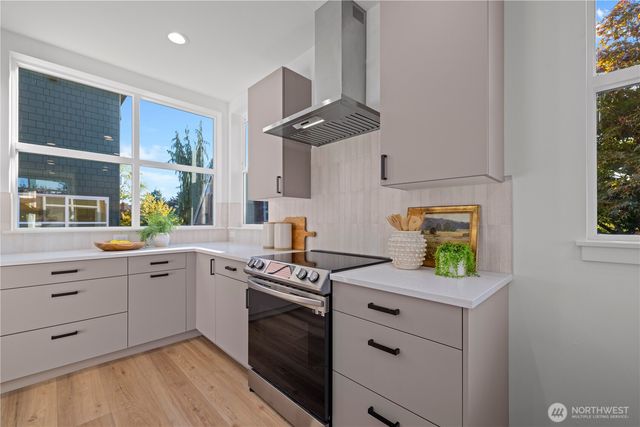 1706 B N 47th Street, Seattle, WA 98103