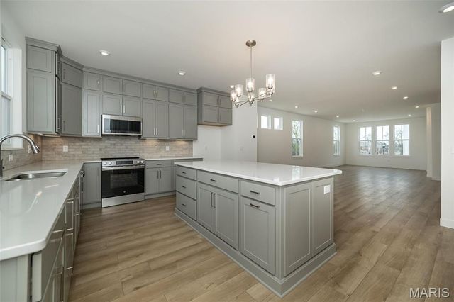 8904 Gateway Circle 41-808, Richmond Heights, MO 63144