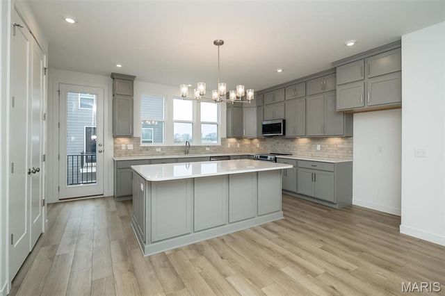 8904 Gateway Circle 41-808, Richmond Heights, MO 63144