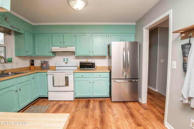 748 Crestview Circle, Lenoir City, TN 37772