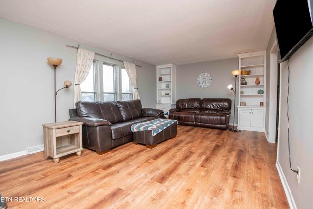 748 Crestview Circle, Lenoir City, TN 37772