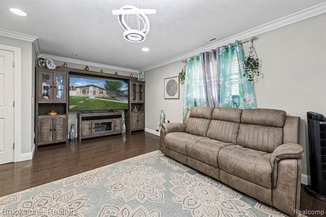 31758 Eiffel Avenue, Warren, MI 48088