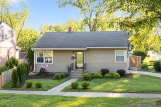 124 N WEST END Avenue, Westmont, IL 60559